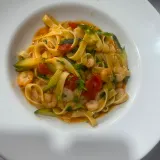 Tagliatelle con gambas y calabacín