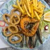 Frito mixto con patatas fritas